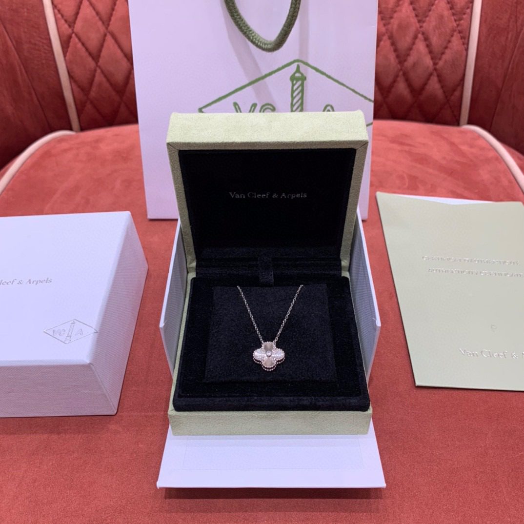Van Cleef & Arpels 2020 Christmas Alhambra Pendant Necklace view 3