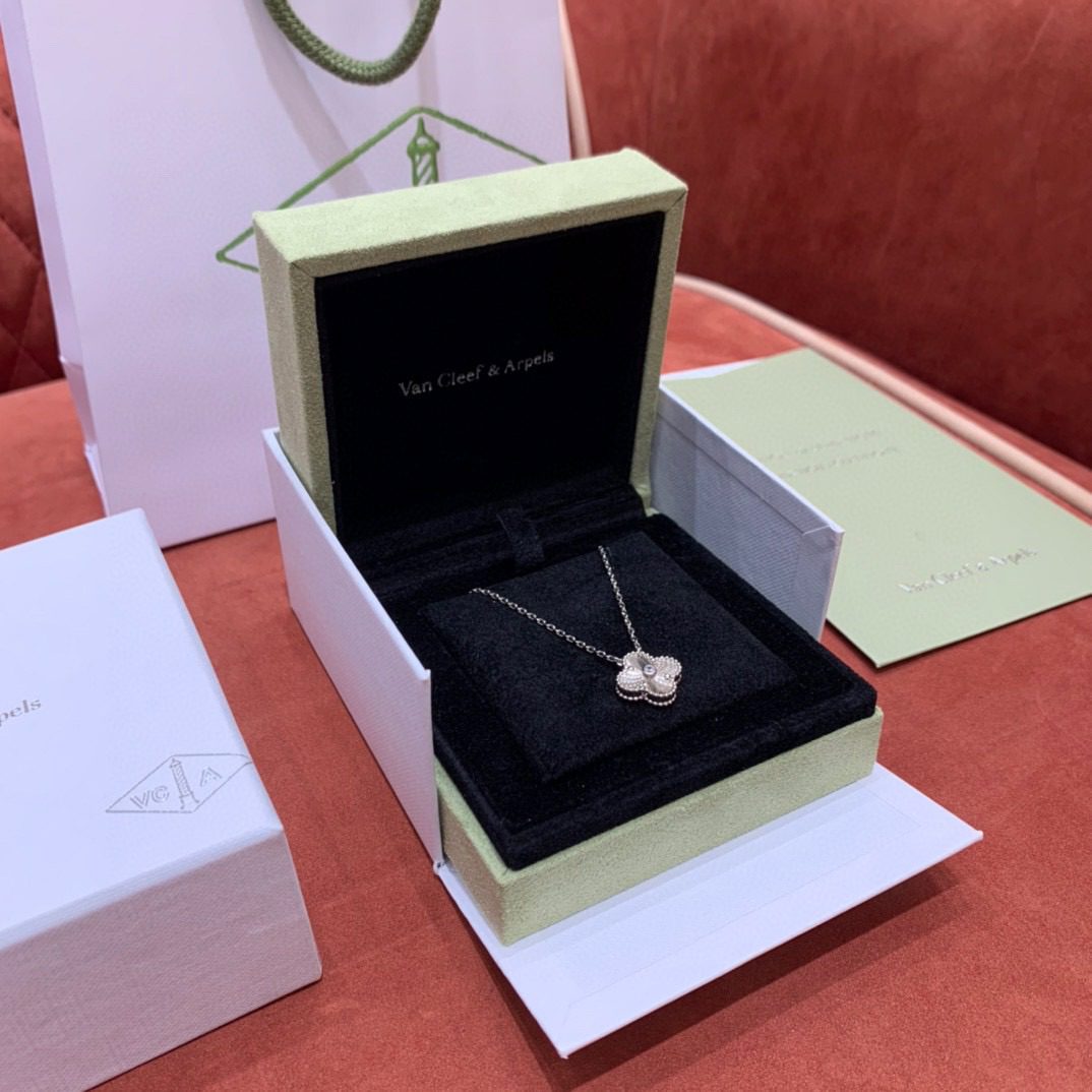 Van Cleef & Arpels 2020 Christmas Alhambra Pendant Necklace view 4