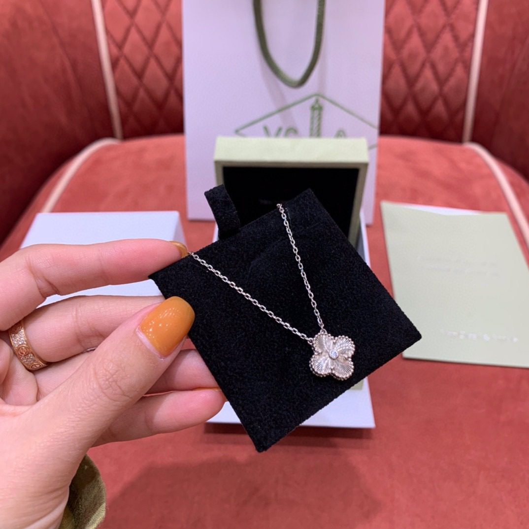Van Cleef & Arpels 2020 Christmas Alhambra Pendant Necklace view 7