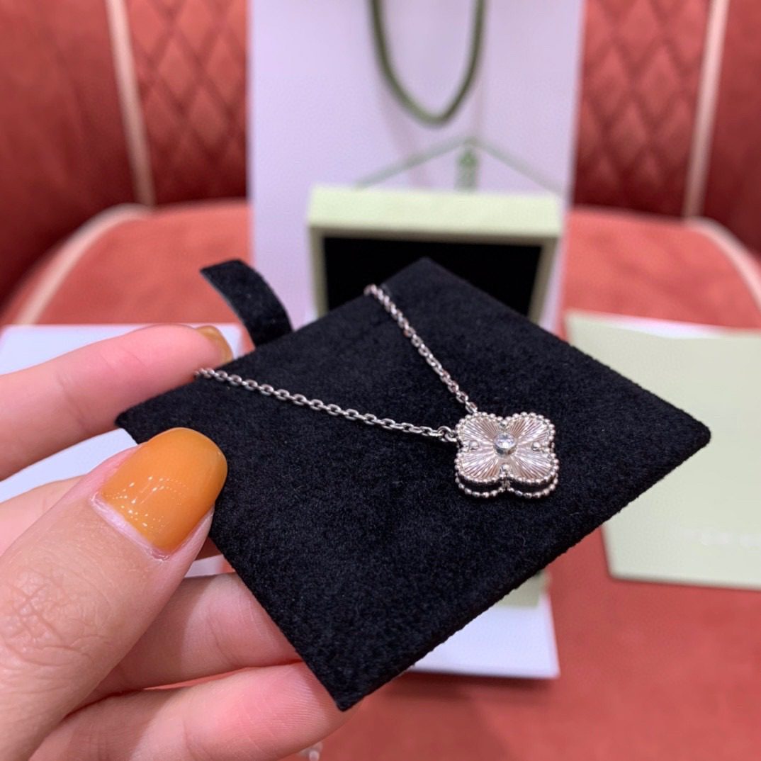 Van Cleef & Arpels 2020 Christmas Alhambra Pendant Necklace view 8