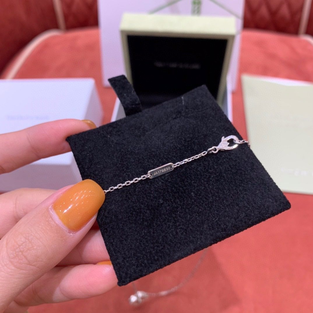 Van Cleef & Arpels 2020 Christmas Alhambra Pendant Necklace view 9