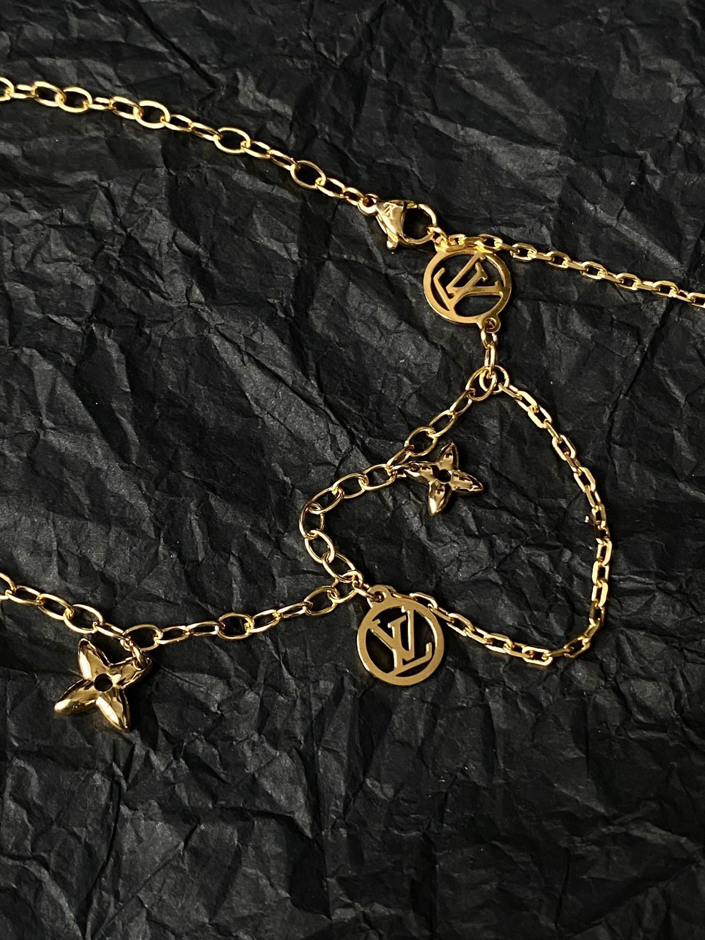 Louis Vuitton Blooming Necklace view 4