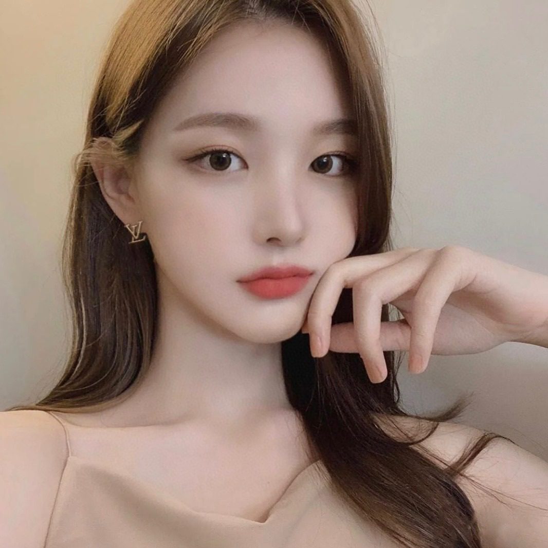 Louis Vuitton Diamond Stud Earrings view 8
