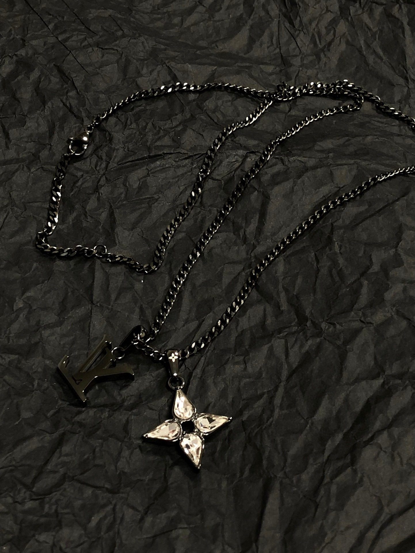 Louis Vuitton 22 Four-leaf clover Necklace view 3