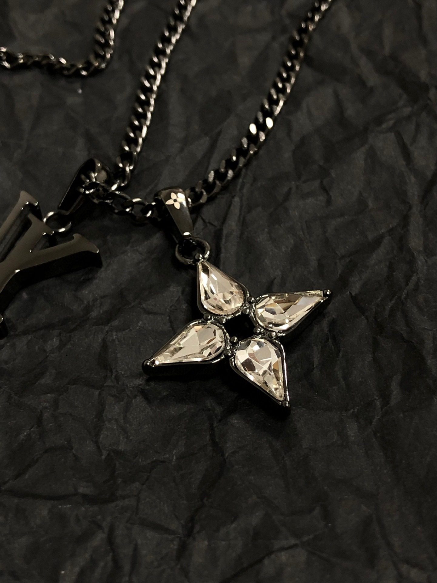 Louis Vuitton 22 Four-leaf clover Necklace view 4