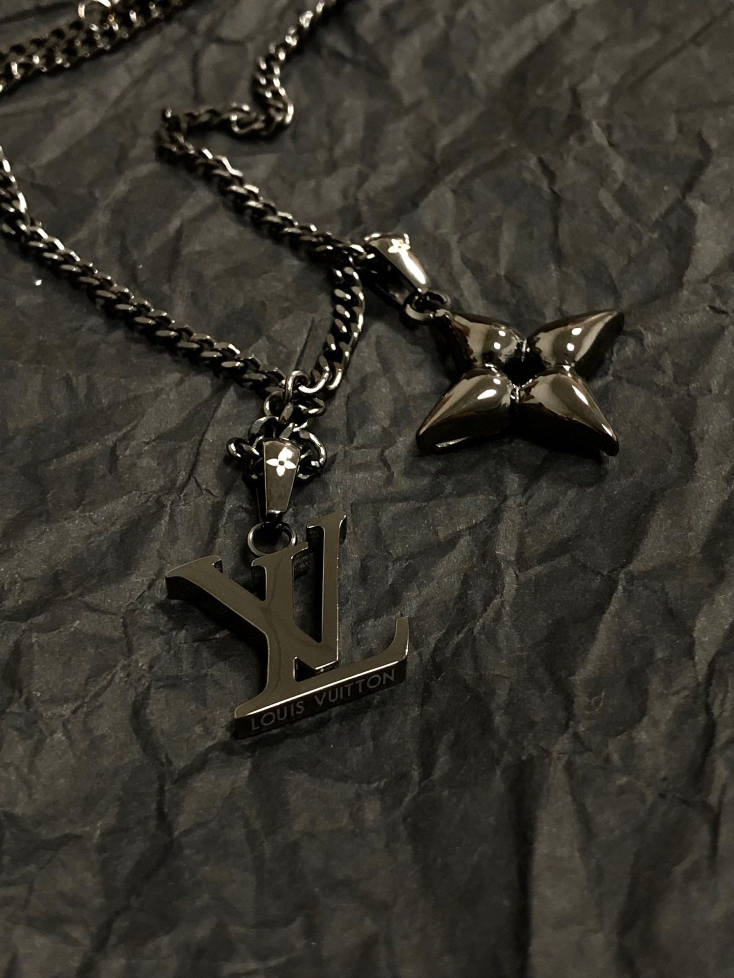 Louis Vuitton 22 Four-leaf clover Necklace view 5