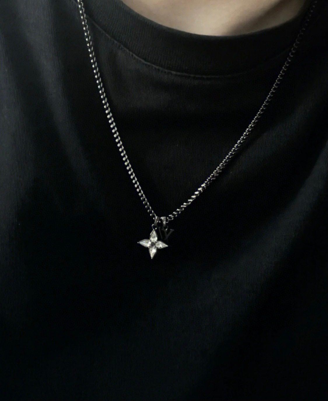 Louis Vuitton 22 Four-leaf clover Necklace view 8