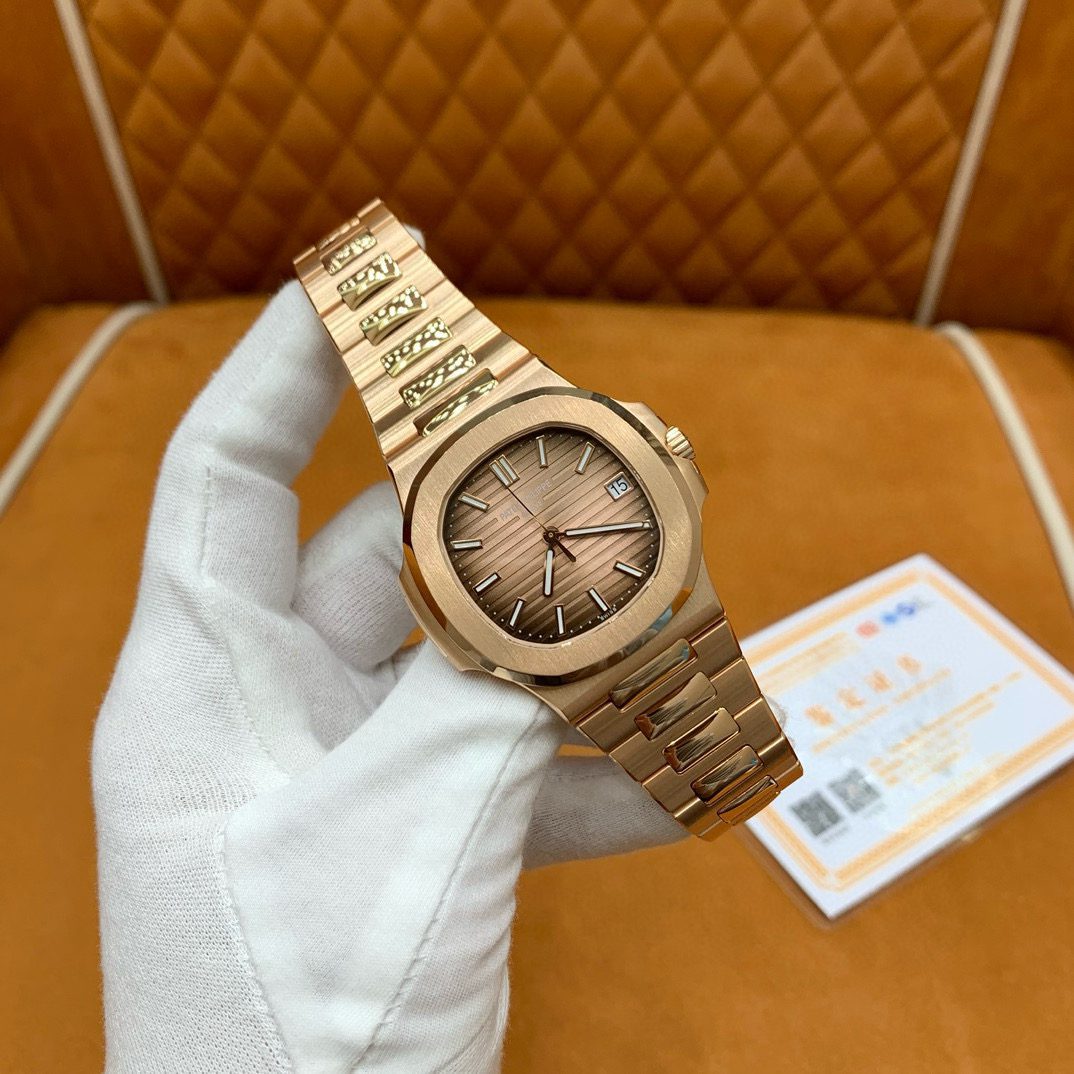 Patek Philippe 5711/1r-001 view 2