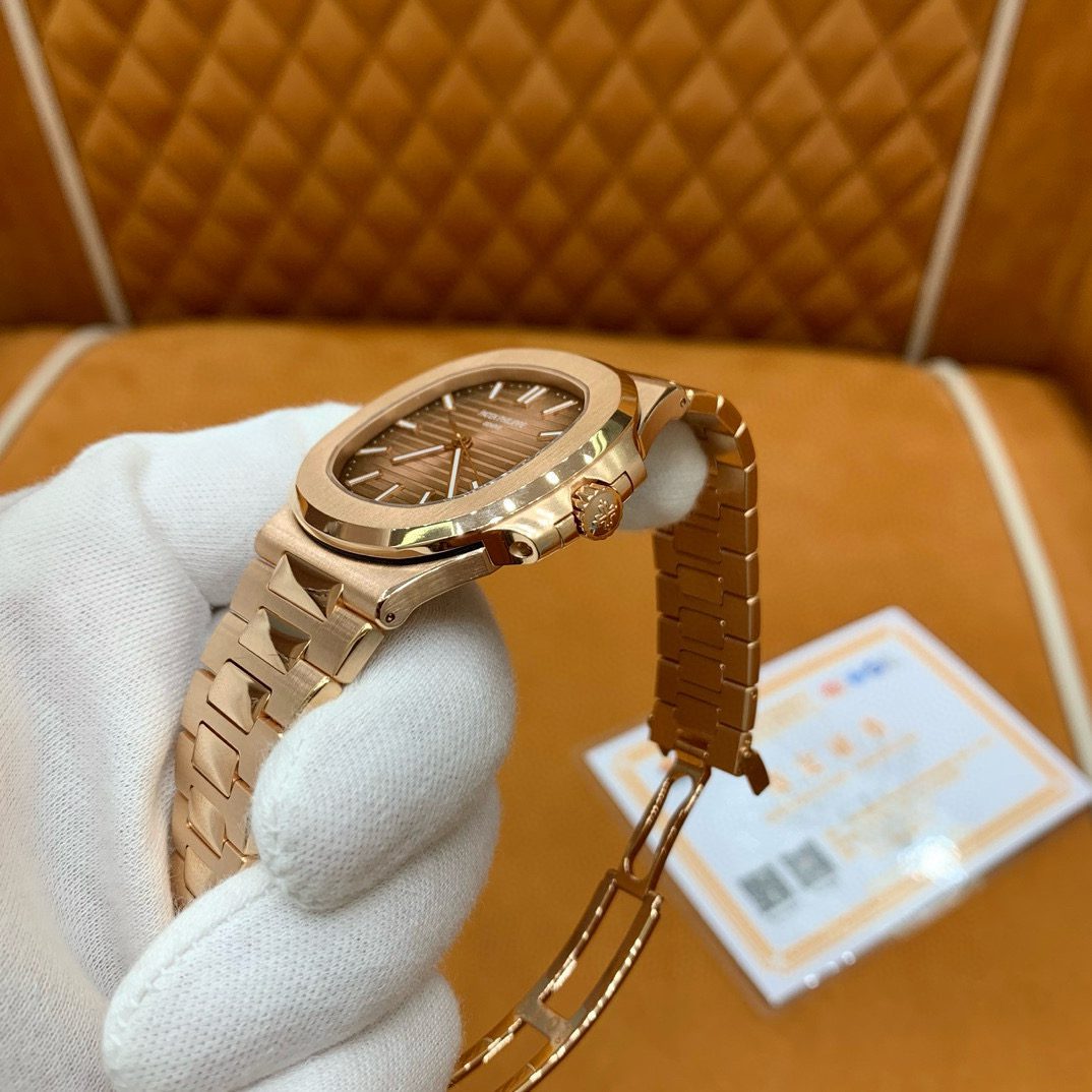 Patek Philippe 5711/1r-001 view 4