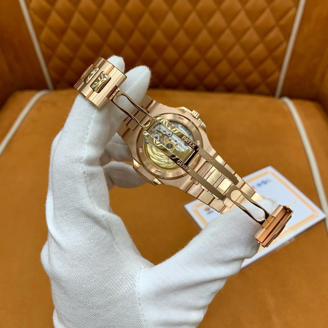 Patek Philippe 5711/1r-001 view 6
