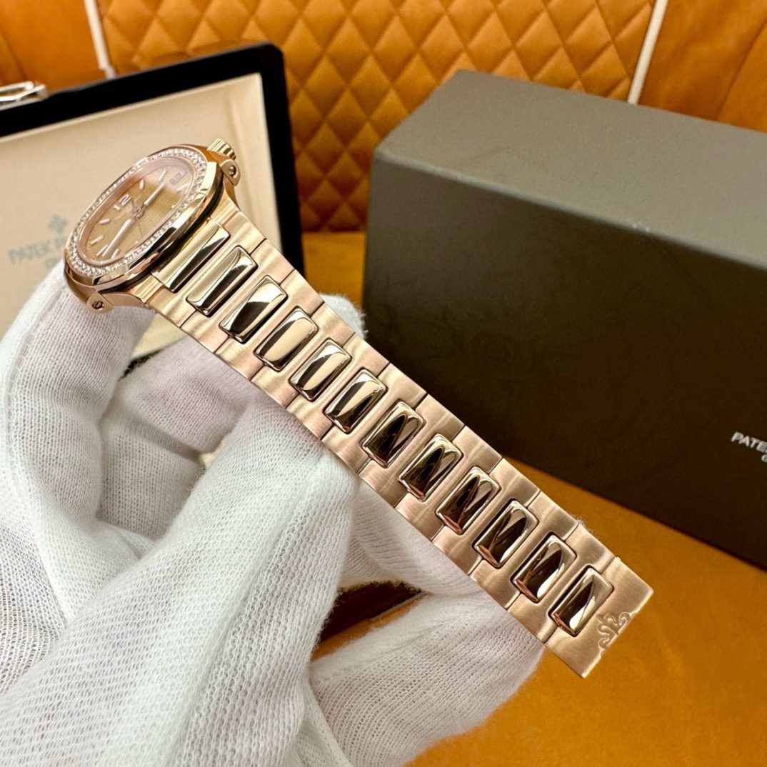 Patek Philippe 7010/1r-012 view 2