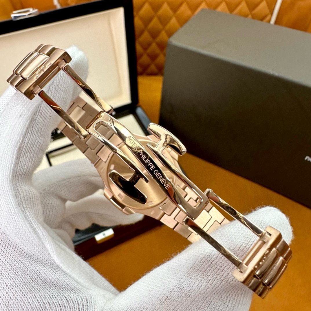 Patek Philippe 7010/1r-012 view 3