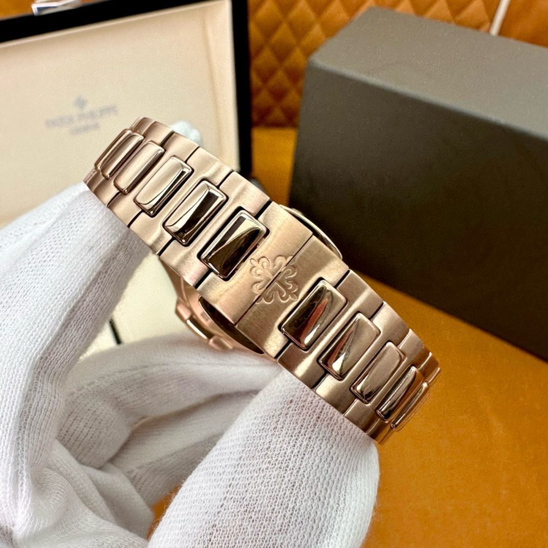 Patek Philippe 7010/1r-012 view 4