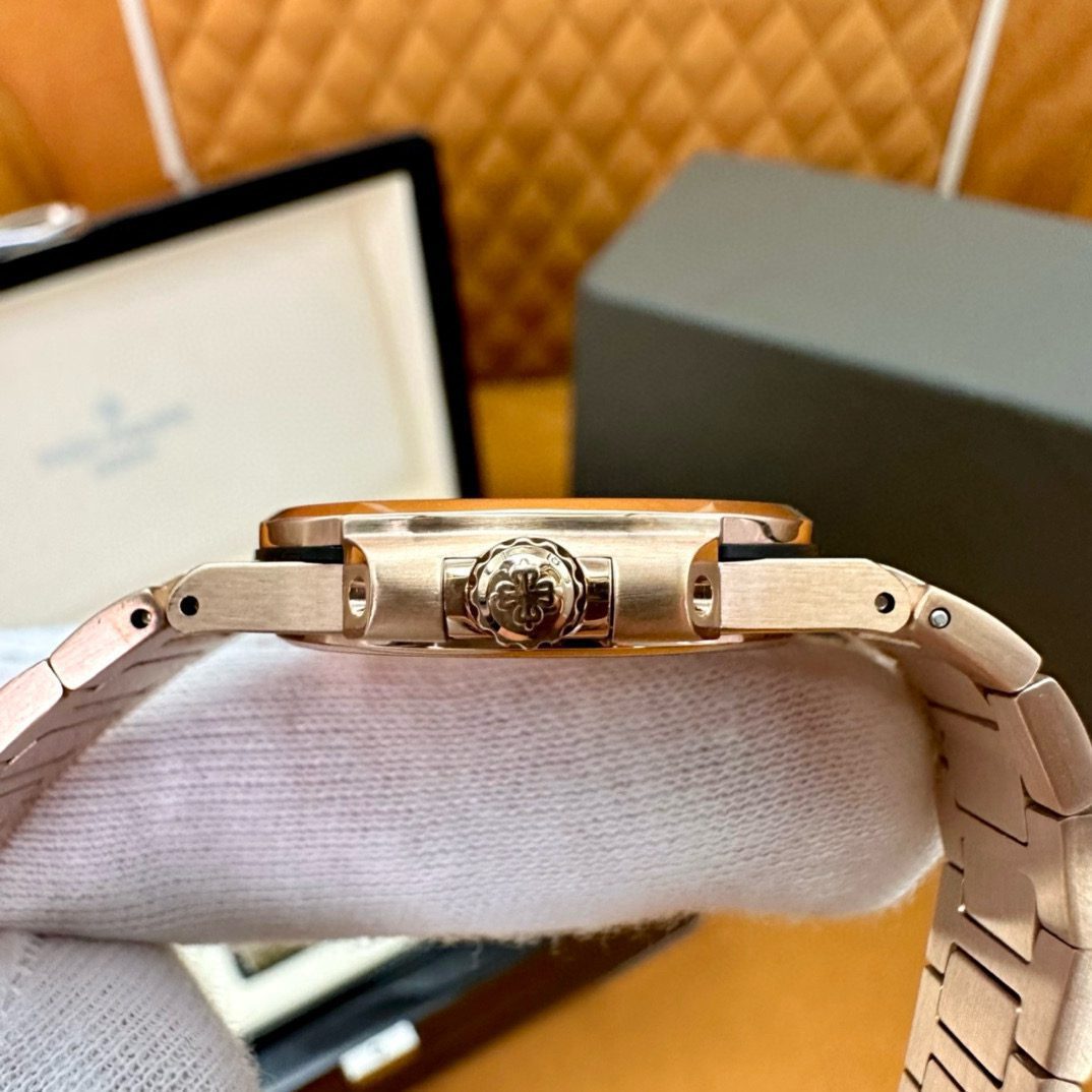 Patek Philippe 7010/1r-012 view 6