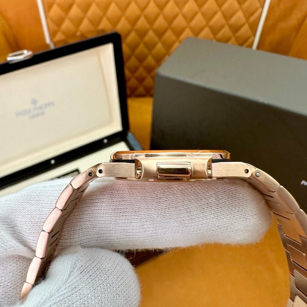 Patek Philippe 7010/1r-012 view 7