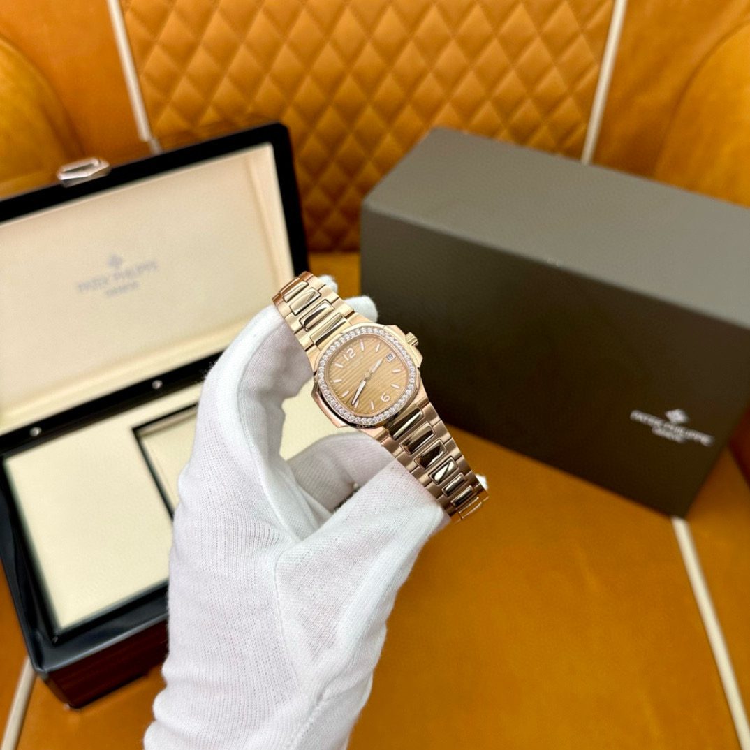 Patek Philippe 7010/1r-012 view 8