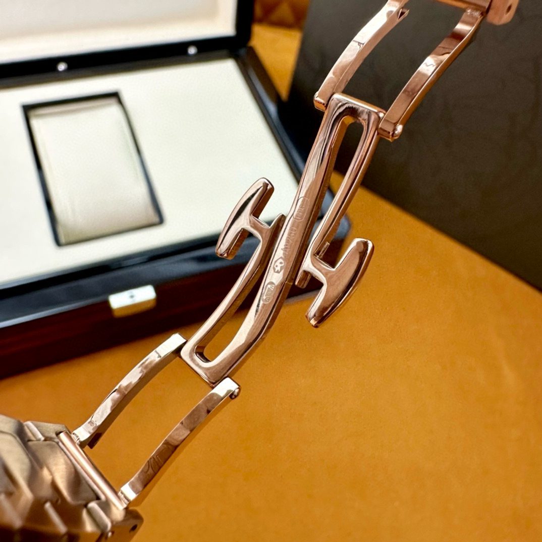 Patek Philippe 7010/1r-012 view 9