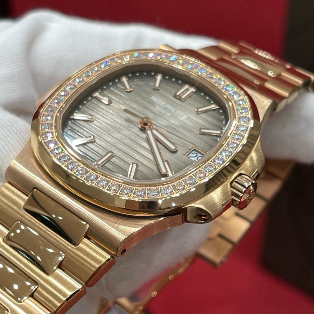 Patek Philippe 5711/1a-001 view 2