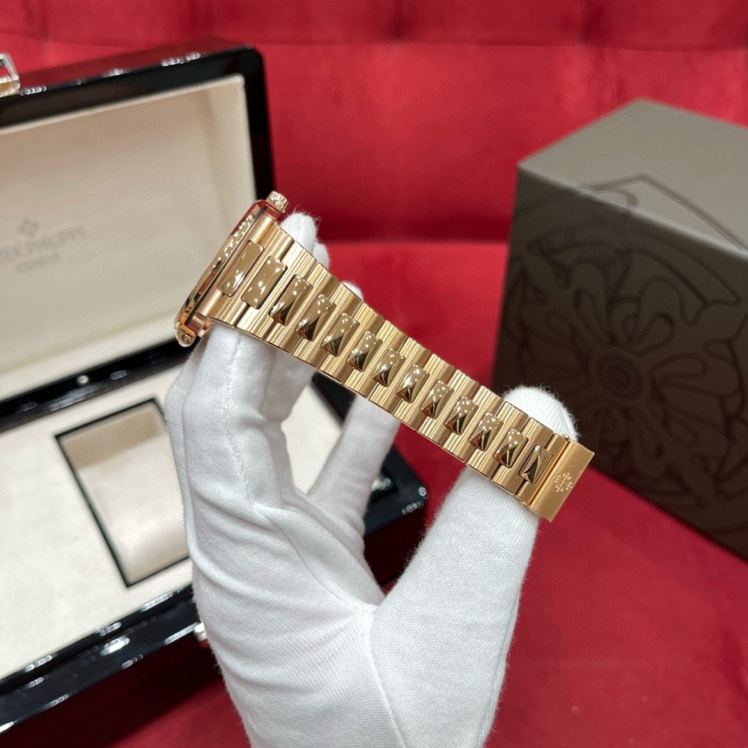 Patek Philippe 5711/1a-001 view 5