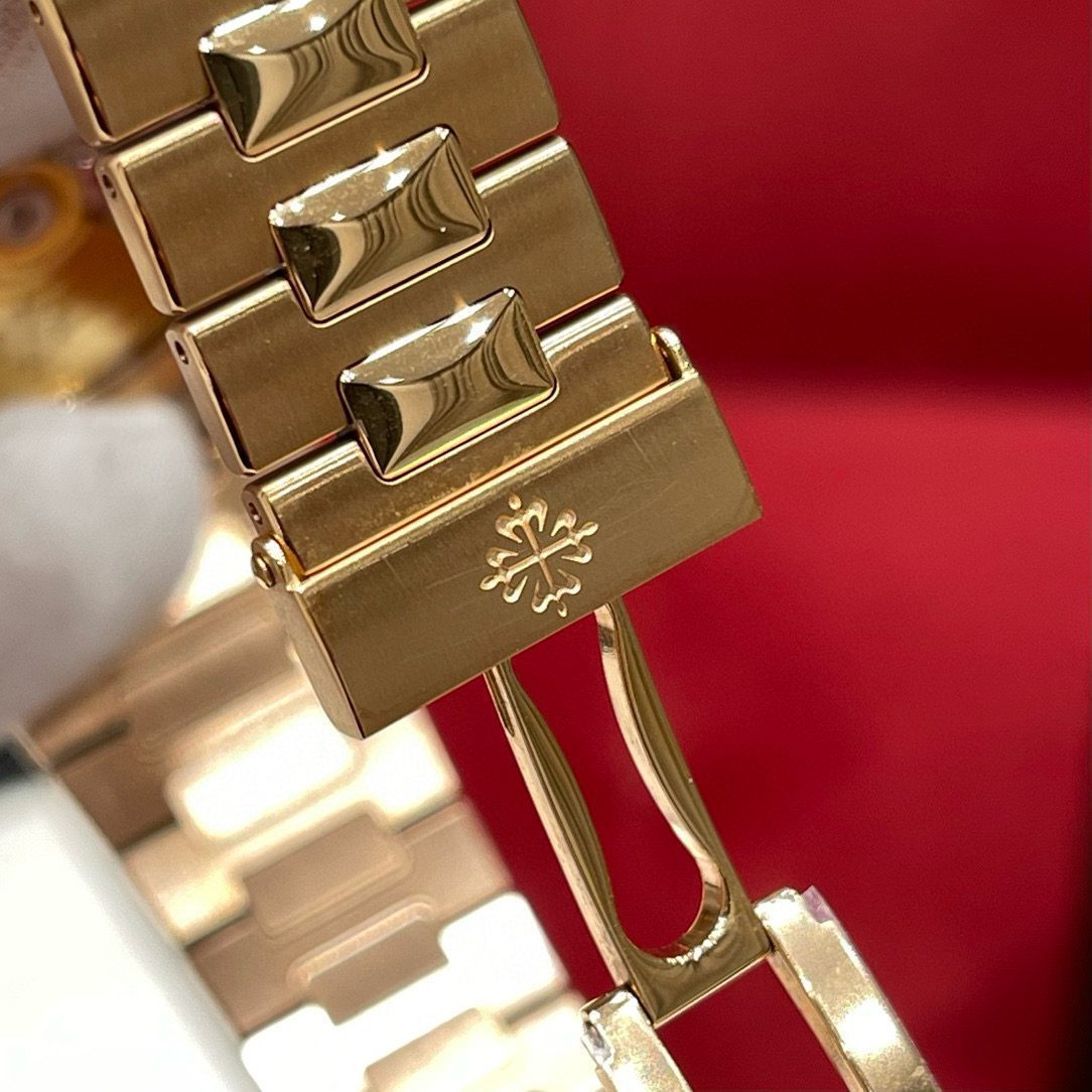 Patek Philippe 5711/1a-001 view 6