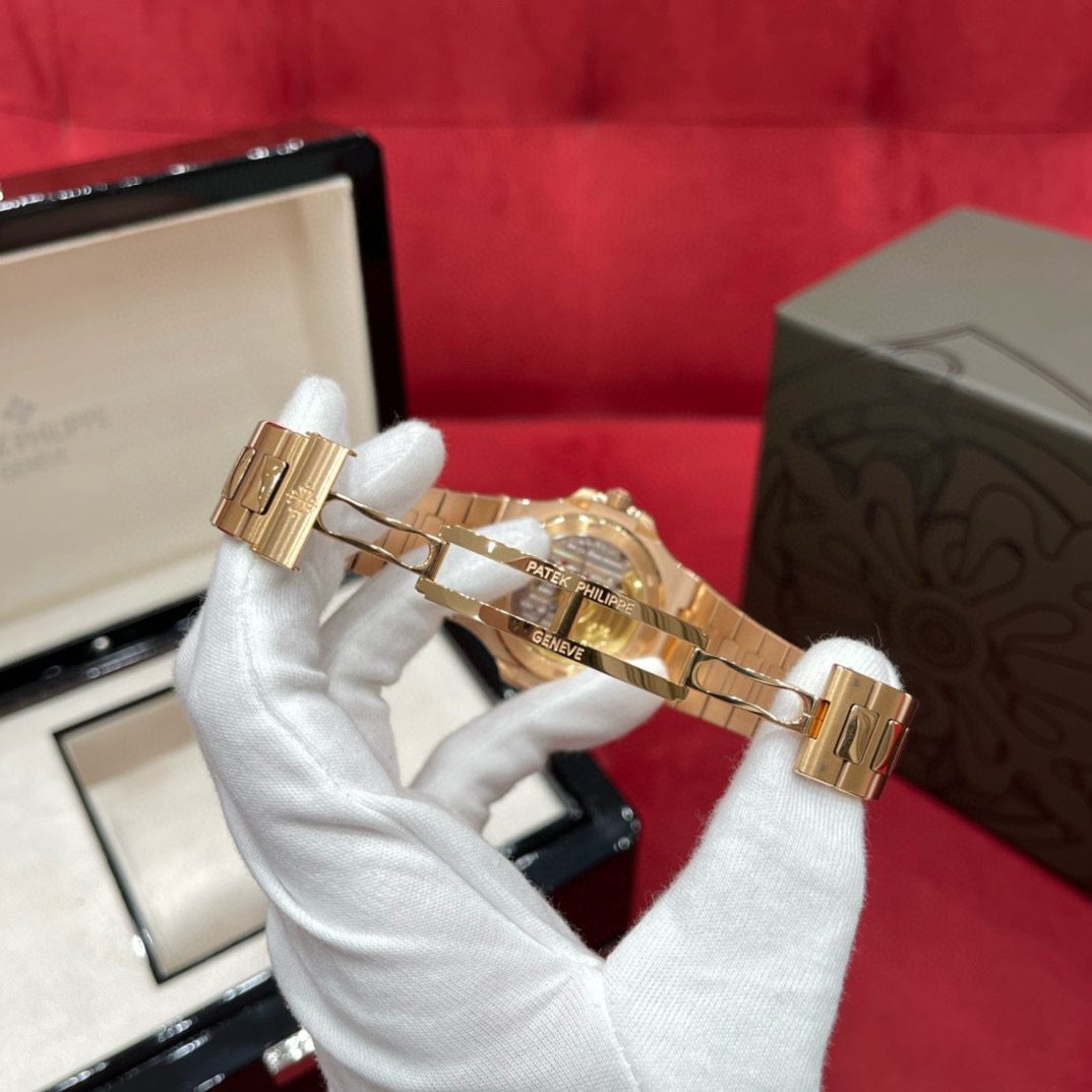 Patek Philippe 5711/1a-001 view 9