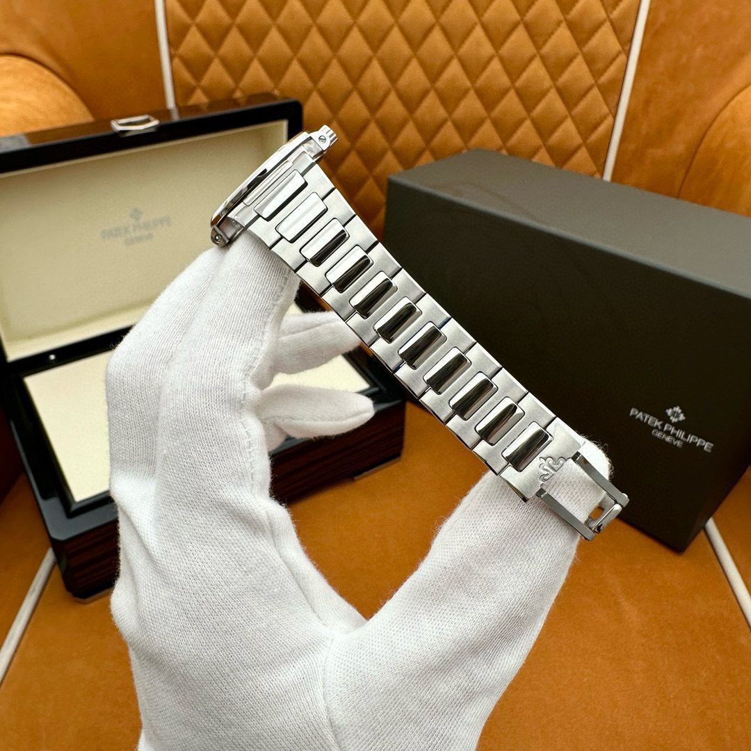Patek Philippe 7010/1g011 view 10