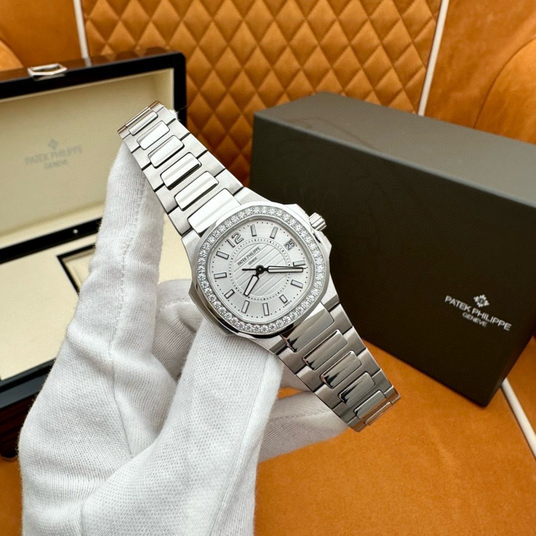 Patek Philippe 7010/1g011 view 11