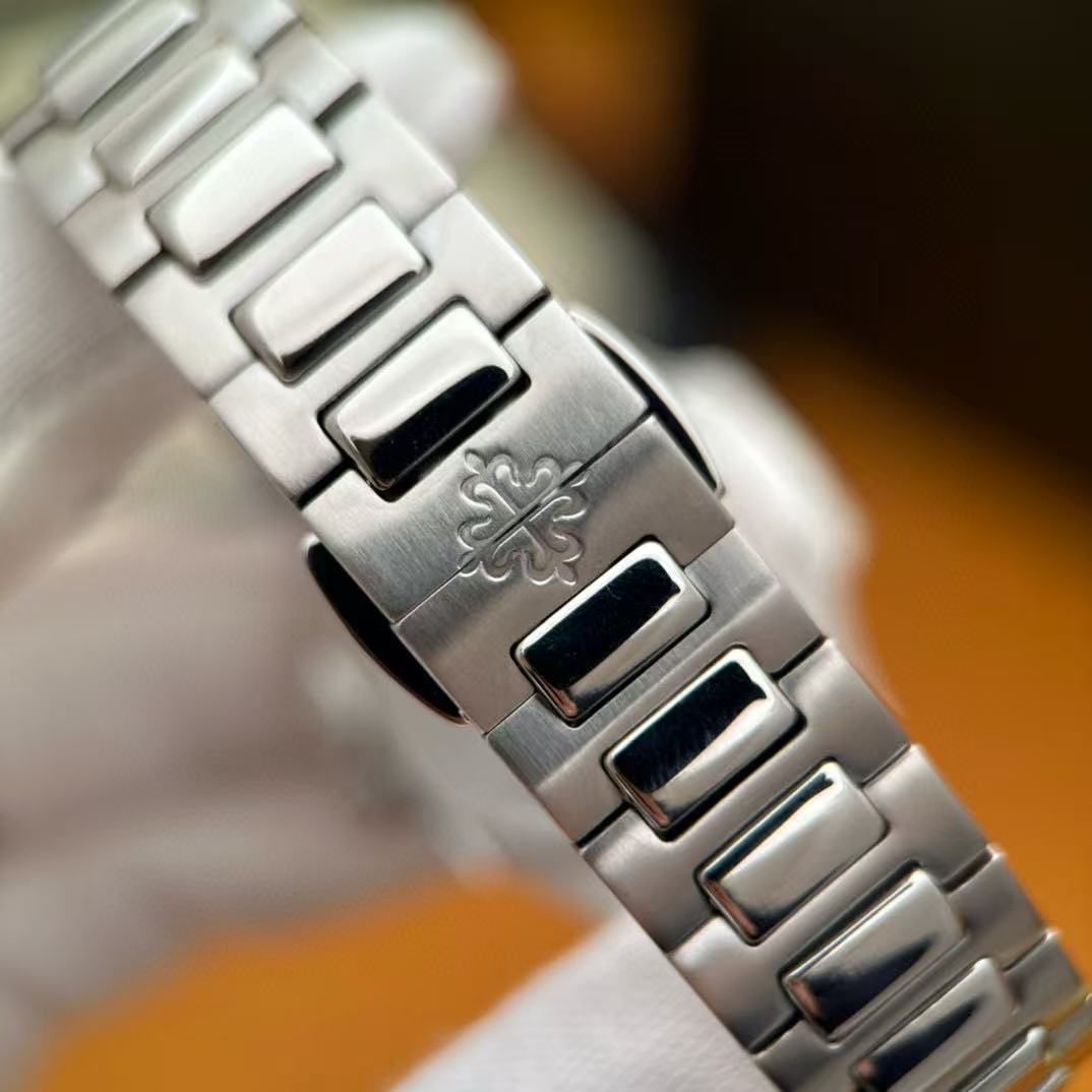 Patek Philippe 7010/1g011 view 6