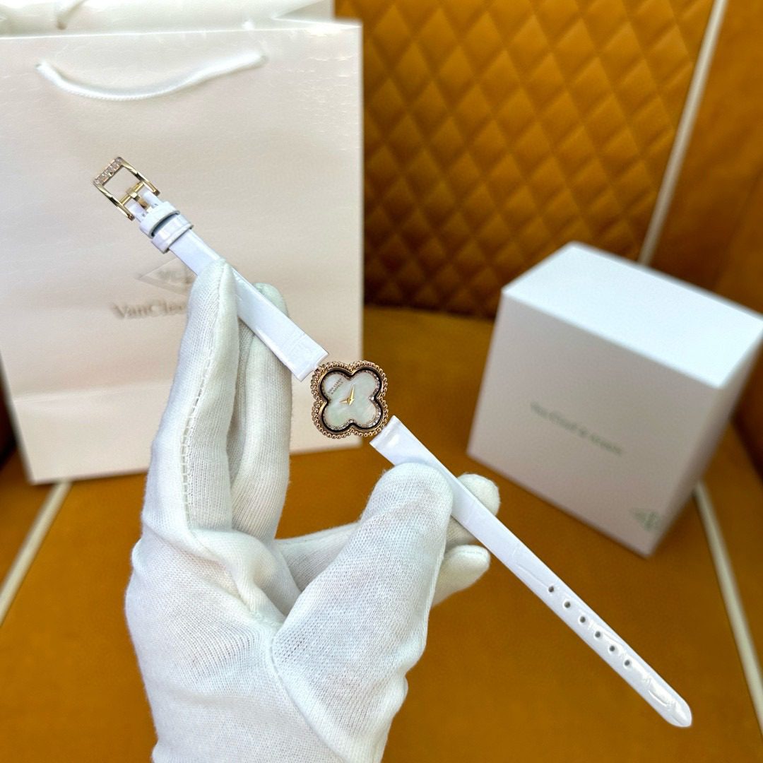 Van Cleef & Arpels Sweet Alhambra watch view 1