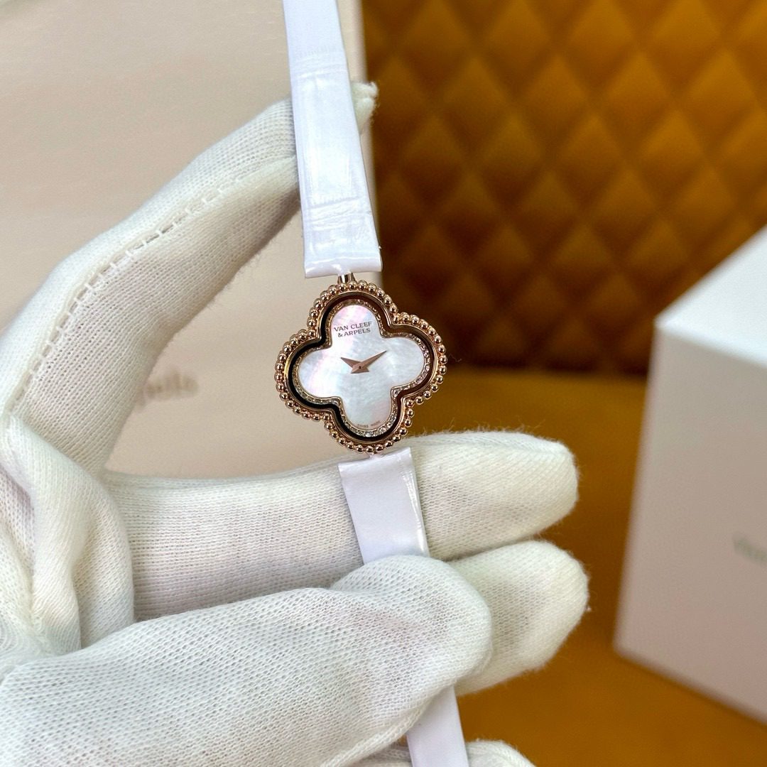 Van Cleef & Arpels Sweet Alhambra watch view 2