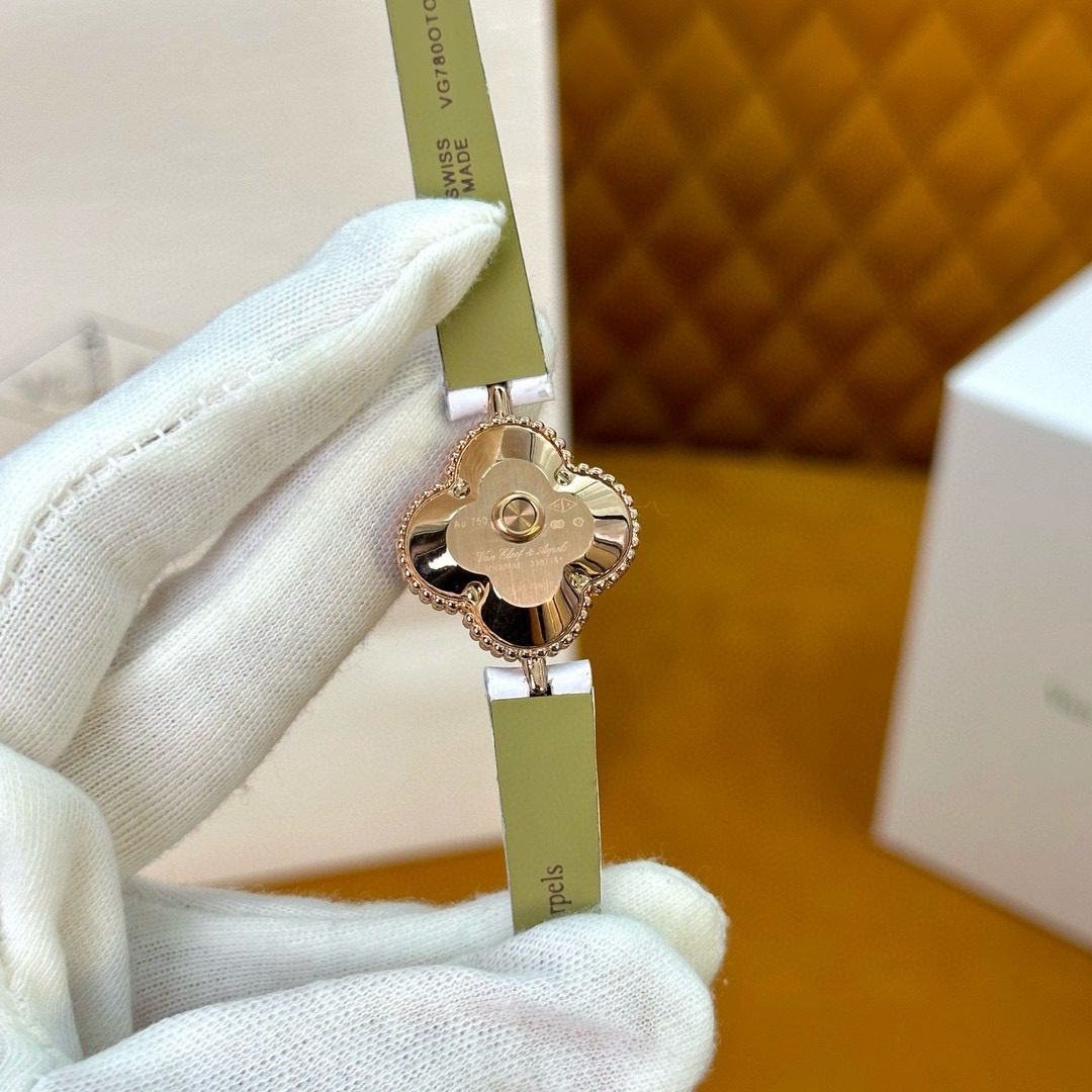 Van Cleef & Arpels Sweet Alhambra watch view 3