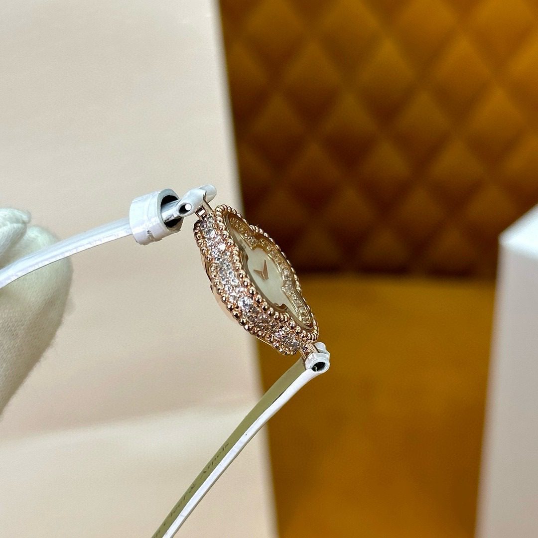 Van Cleef & Arpels Sweet Alhambra watch view 4