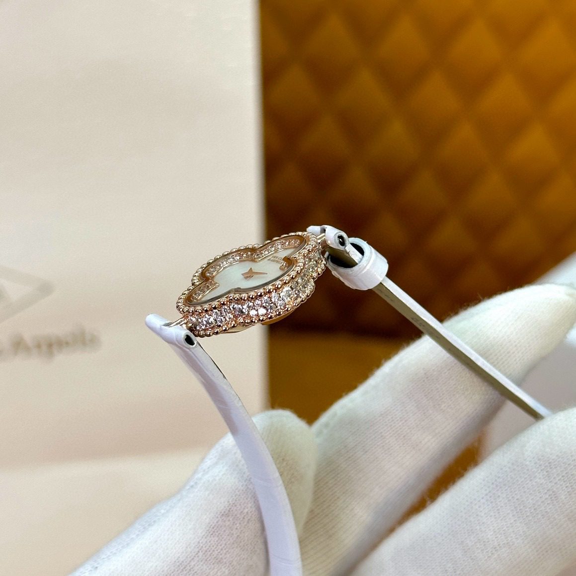 Van Cleef & Arpels Sweet Alhambra watch view 5