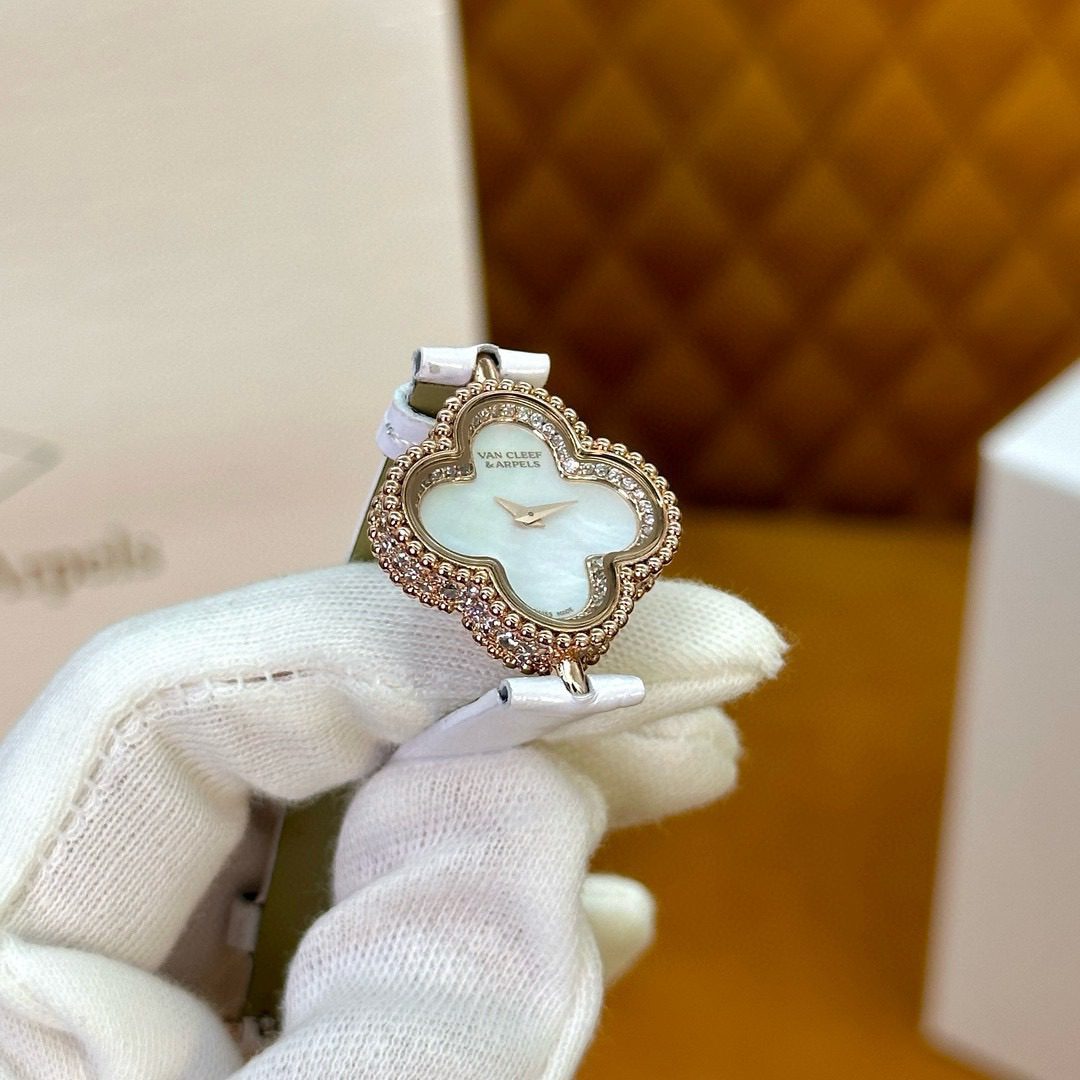 Van Cleef & Arpels Sweet Alhambra watch view 6