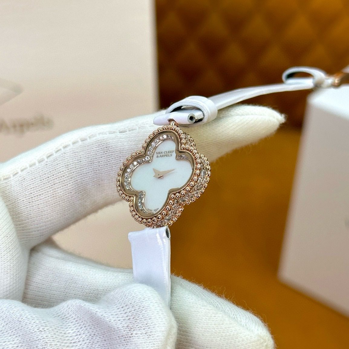 Van Cleef & Arpels Sweet Alhambra watch view 8