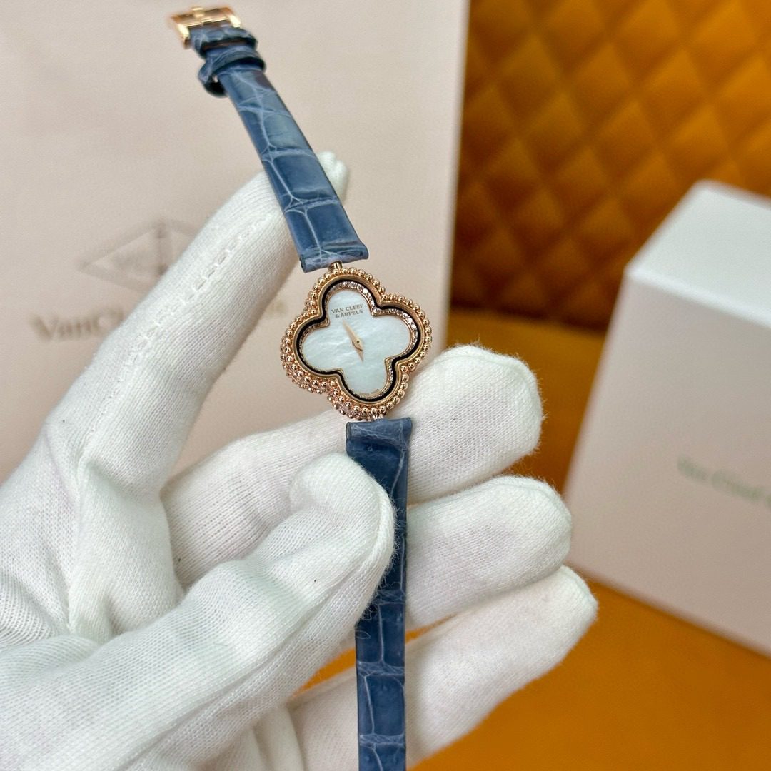 Van Cleef & Arpels Sweet Alhambra watch view 1
