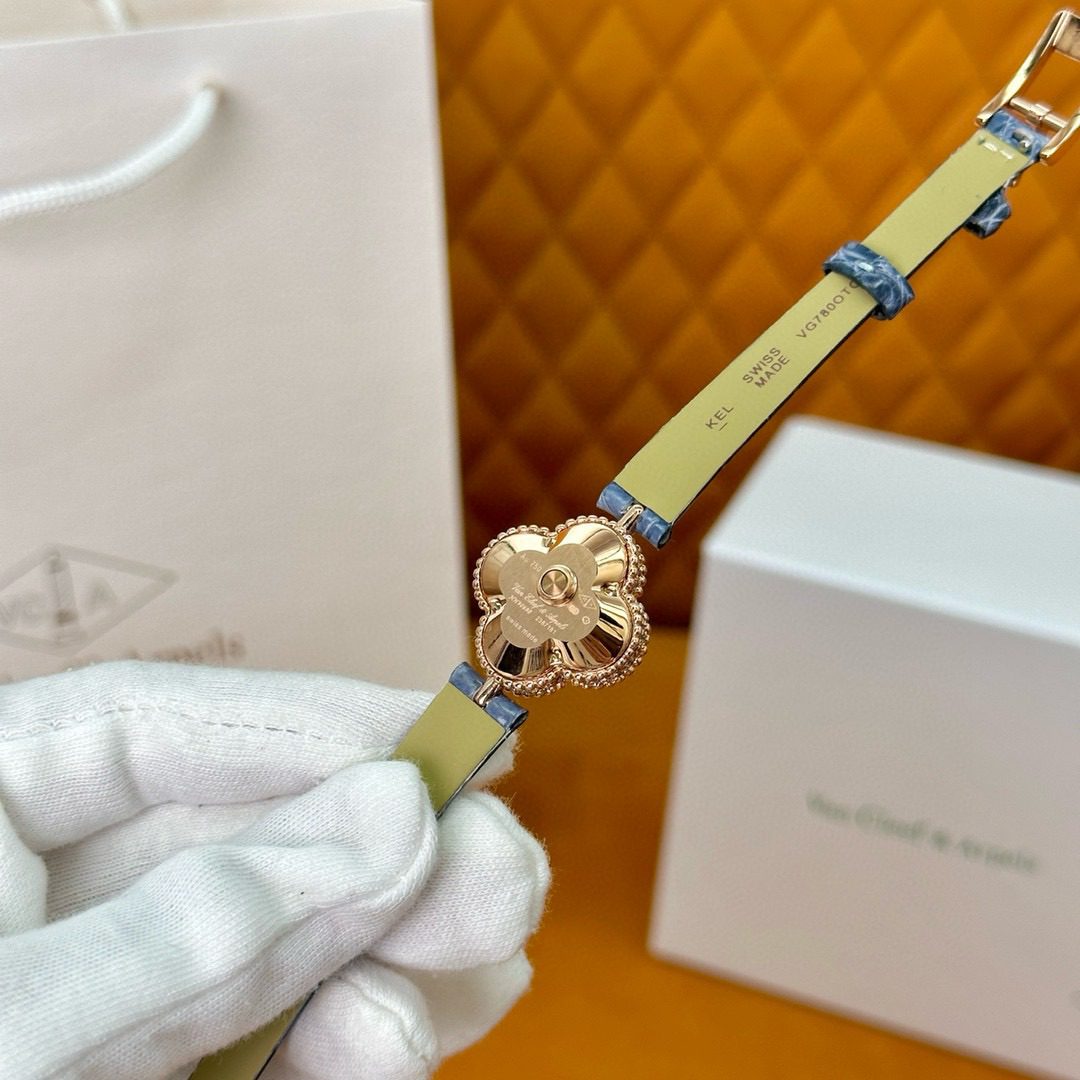 Van Cleef & Arpels Sweet Alhambra watch view 11