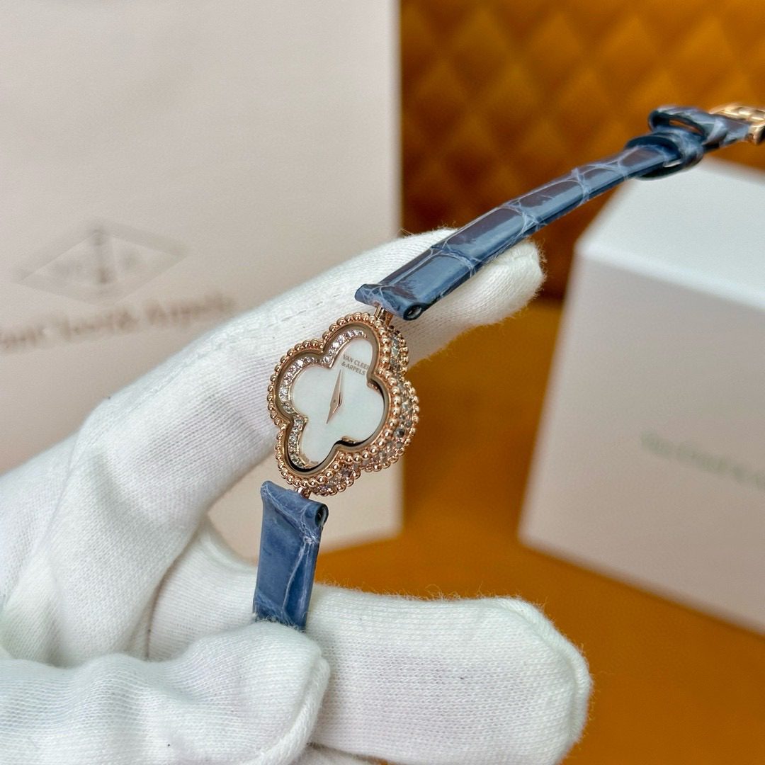 Van Cleef & Arpels Sweet Alhambra watch view 12