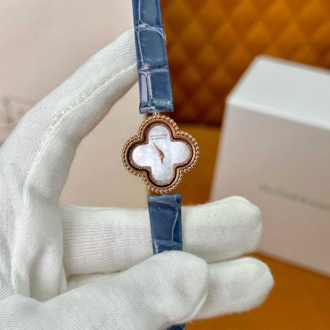 Van Cleef & Arpels Sweet Alhambra watch view 2