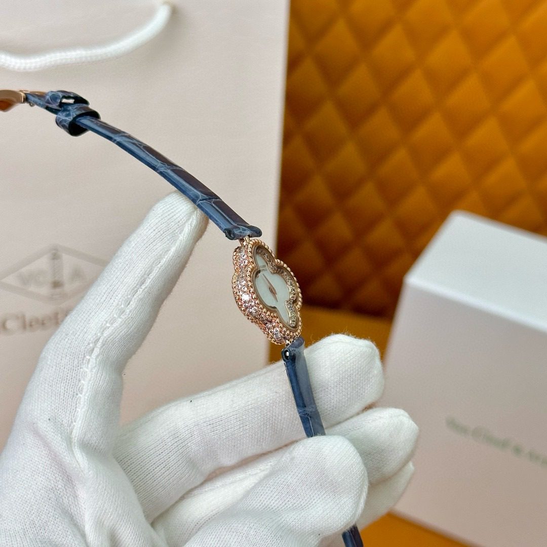 Van Cleef & Arpels Sweet Alhambra watch view 4