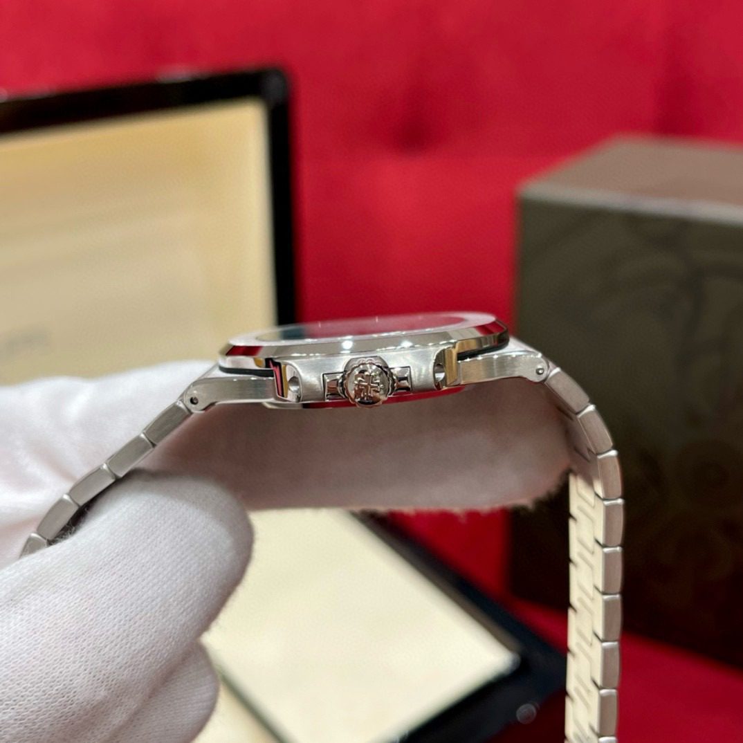 Patek Philippe Tiffany&Co 5711/1a-018 view 3