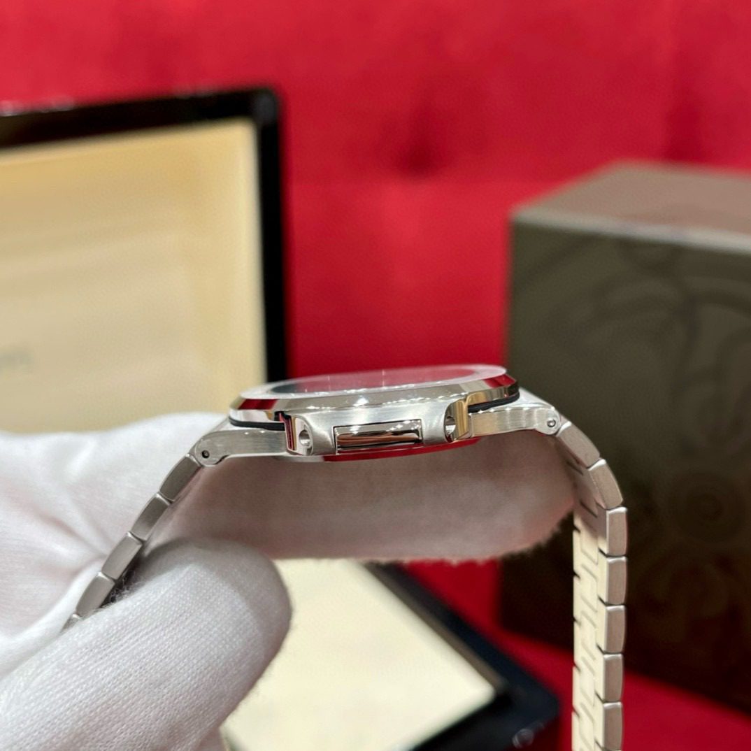 Patek Philippe Tiffany&Co 5711/1a-018 view 4