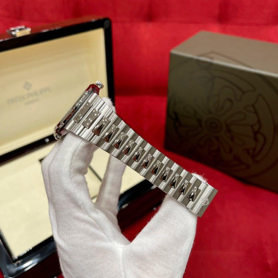 Patek Philippe Tiffany&Co 5711/1a-018 view 5