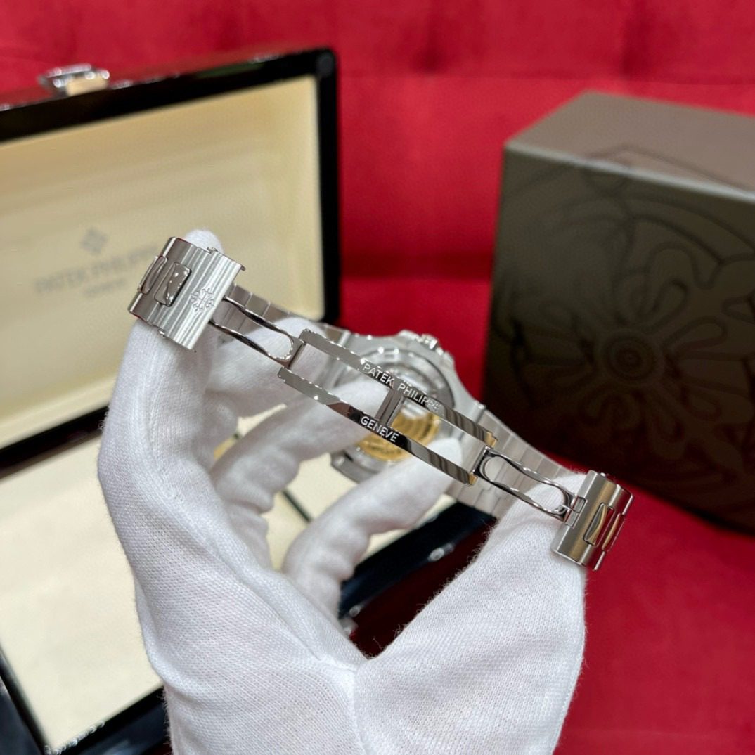 Patek Philippe Tiffany&Co 5711/1a-018 view 6