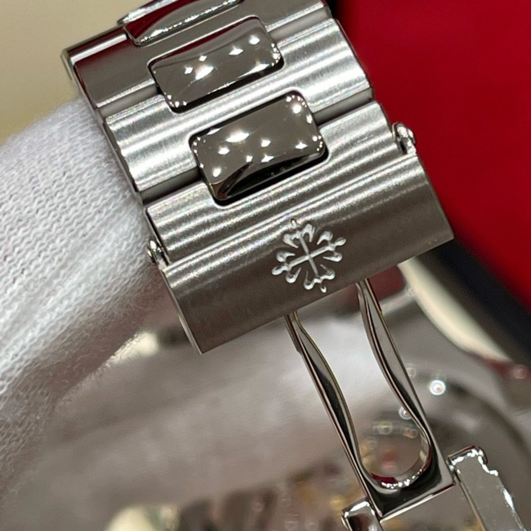 Patek Philippe Tiffany&Co 5711/1a-018 view 7