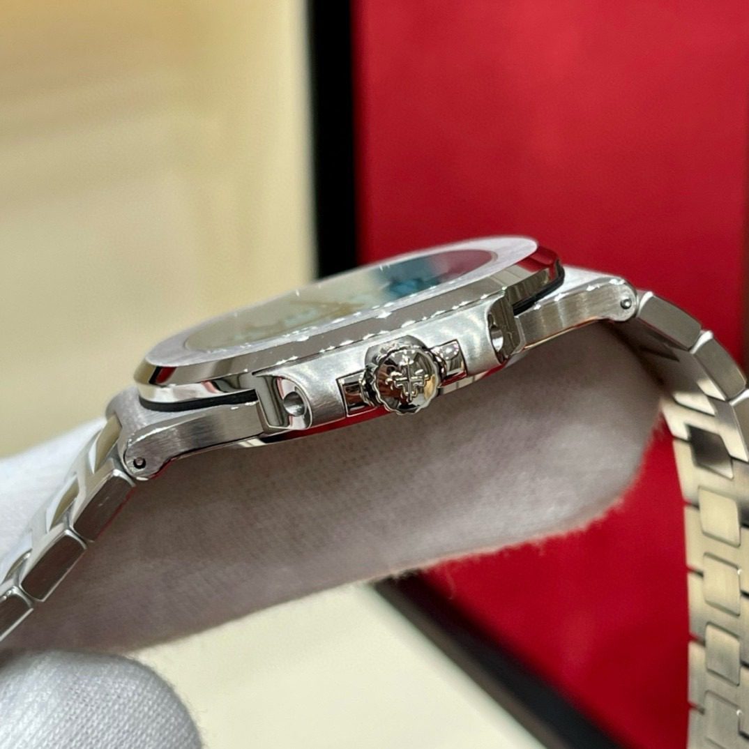 Patek Philippe Tiffany&Co 5711/1a-018 view 9