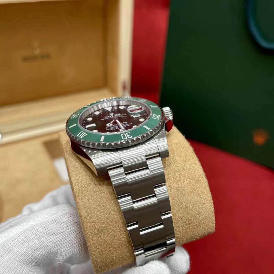 Rolex Submariner Oyster view 9