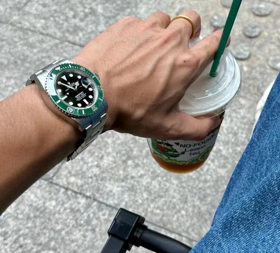 Rolex Submariner DATE Oyster 126610LV view 12