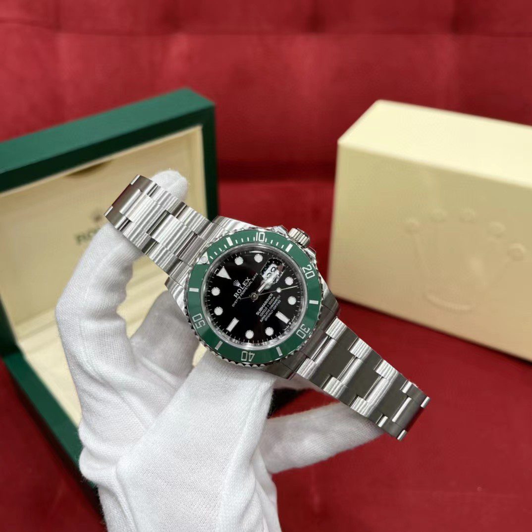 Rolex Submariner DATE Oyster 126610LV view 2