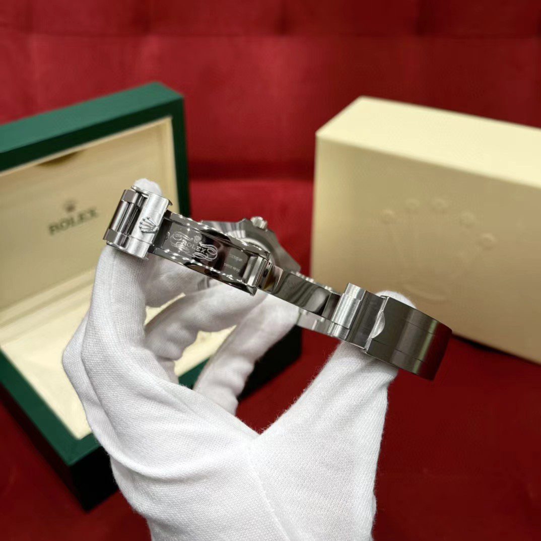 Rolex Submariner DATE Oyster 126610LV view 3